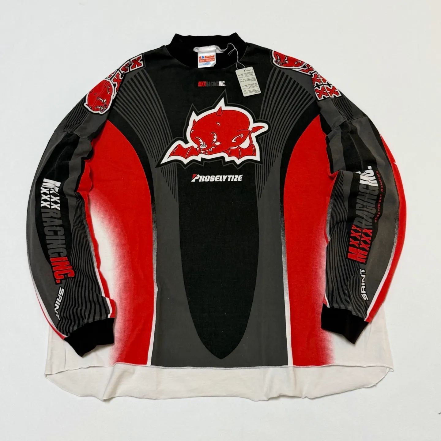 SAINT Mxxxxxx LS TEE/MORTOR CYCLE/WHT Little Devil Angel Racing Long Sleeve Off-White S-XL SAINT's annual racing style BOXY short, wide and fat design will be sold out immediately every time it is released. The whole garment is oversized and has many prints. The front and back prints on the shoulder are aligned. The printing area is very large and the operation is also difficult. The genuine level is restored. The ready-made garments are washed again to make them look old. Soft desizing is added to make the printing look old and white.